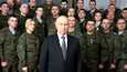 Venäjän johtajan Vladimir Putinin (edessä keskellä) uudenvuodenpuhe kuvattiin sotilasasuihin pukeutuneen ryhmän edessä. Kuvasta tuli nopeasti tunnettu, sillä siitä tunnistettiin Putinin lähellä aiemmin tavallisina ihmisinä esiintyneitä. 