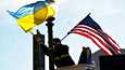 Yhdysvaltain ja Ukrainan lippuja asennettiin vierekkäin Washingtonissa lähellä kongressitaloa 21. joulukuuta.
