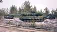 Suomella on noin 200 saksalaisvalmisteista Leopard 2 -taistelupanssarivaunua. Panssariprikaatin joukkoja kuvattiin Maavoimien mekanisoidussa taisteluharjoituksessa Niinisalossa.