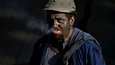 Espanjalainen hiilikaivostyöntekijä poltti tupakkaa Pozo Santiagon kaivoksella Caboranassa Espanjassa. 