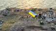 Ukrainan sotilaat pystyttivät sinikeltaisen lippunsa Käärmesaarelle, jonka Ukraina sai vallattua takaisin Venäjältä kesäkuun lopulla.