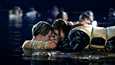 Titanicin rakastavaiset taistelevat elokuvassa henkiinjäämisestään. Kate Winsletin näyttelemä Rose makaa oven päällä, Leonardo Dicaprion esittämä Jack on tiputtautunut veteen.