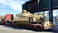 Virosta laivalla tuotuja Yhdysvaltain armeijan panssarivaunuja siirrettiin rekka-autojen laveteilla Helsingin Länsisatamassa tiistaina aamupäivällä.