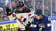 Kanadan Nicolas Roy ja Suomen Miro Heiskanen väänsivät kiekosta jääkiekon MM-finaalissa vuosi sitten Tampereella. Suomi vei maailmanmestaruuden.