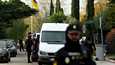 Poliisit vartioivat Ukrainan Espanjan-lähetystöä pommin räjähtämisen jälkeen.
