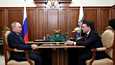 Presidentti Vladimir Putin ja Moskovan alueen kuvernööri Andrei Vorobjov tapaamisessa maaliskuussa 2021. Vorobjov vastasi radio-ohjelmassa sotilaiden läheisten kysymyksiin. 