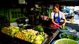 Ruokamyyjä pesi ja järjesteli vihanneksia kojussaan Thaimaan pääkaupungissa Bangkokissa helmikuussa. Yrittäjyys on Thaimaassa Suomea yleisempää.