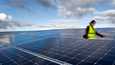 Komissio esittää myös tilapäistä voittojen leikkuria uusiutuvan energian ja ydinvoiman tuottajille. Aurinkopaneeleja Guignenin aurinkovoimalassa Ranskassa.