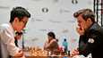 Nodirbek Abdusattorov (vas.) aloitti tiistain ottelut voittamalla Magnus Carlsenin.