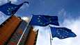 EU-lippuja Brysselissä komission rakennuksen vieressä. Päädyn juliste mainostaa Repower EU -ohjelmaa, jonka tarkoituksena on irrottautua Venäjän fossiilienergiasta.