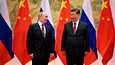 Venäjän presidentti Vladimir Putin ja Kiinan presidentti Xi Jinping poseerasivat medialle Pekingissä järjestetyn tapaamisen yhteydessä 4. helmikuuta 2022. Kremlin julkaisema kuva.