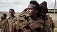Etiopian hallituksen sotavangiksi jääneitä naissotilaita marssitettiin Tigrayn Mekeleen heinäkuussa.