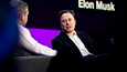 Tesla-miljardööri Elon Musk (oik.) puhui TED-tapahtumien johtajan  Chris Andersonin kanssa Uusi aika -tapahtumassa Vancouverissa Kanadassa 14.4.2022.