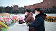 Ihmiset laskivat kukkia Pohjois-Korean perustajan Kim Il-sungin ja hänen seuraajansa Kim Jong-ilin patsaiden juurelle Pjongjangissa sunnuntaina.