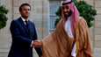 Emmanuel Macron ja Mohammed bin Salman kättelivät pitkään Élysée-palatsin pihalla torstaina.