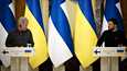 Presidentti Sauli Niinistö ja Ukrainan presidentti Volodymyr Zelenskyi tiedotustilaisuudessa Kiovassa. 