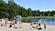 Tänä vuonna elokuun loppupuolella on mitattu poikkeuksellisen korkeita lämpötiloja. Kuva Matinkylän uimarannalta Espoosta  20. heinäkuuta 2022.
