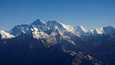 Mount Everest houkuttelee joka vuosi satoja kiipeilijöitä.