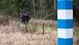 Suomalaisia rajavartijoita partioimassa raja-alueella Nuijamaalla marraskuussa 2021.