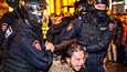 Poliisit pidättivät mielenosoittajan liikekannallepanoa vastustavassa mielenosoituksessa Moskovassa 21. syyskuuta.