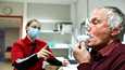 Spirometriassa eli keuhkojen toimintakykykokeessa mitataan keuhkojen tilavuutta ja keuhkoputkien avonaisuutta. Huonot tulokset voisivat kertoa esimerkiksi astmasta tai muusta keuhkosairaudesta. Testattavana THL:n tutkimusprofessori Seppo Koskinen.