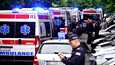 Ambulansseja ja poliiseja ammuskelun tapahtumapaikalla koululla Belgradissa keskiviikkona. 