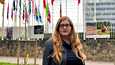 YK:n ihmisoikeustoimistosta potkut saanut Emma Reilly viime marraskuussa Pariisissa YK:n kasvatus-, tiede- ja kulttuurijärjestö Unescon päämajan edessä otetussa valokuvassa.