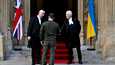 Britannian parlamentin ylähuoneen puhemies lordi McFall (oik.) ja alahuoneen puhemies Sir Lindsay Hoyle (vas.) toivottivat Ukrainan presidentin Volodymyr Zelenskyin tervetulleeksi Westminsterin palatsiin. 