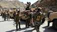 Afganistanin armeijan kommandojoukkoja valmistautumassa taistelutoimiin Ghorbandin alueella kesökuussa 2021.