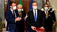 Ranskan presidentti Emmanuel Macron (vasemmalla) ja Italian pääministeri Mario Draghi allekirjoittivat yhteistyösopimuksen perjantaina Roomassa Quirinale-palatsissa. Taustalla Italian presidentti Sergio Mattarella ja ulkoministeri Luigi Di Maio.