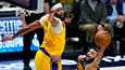 Los Angeles Lakersin Anthony Davis (vas.) yritti estellä Denver Nuggetsin Jamal Murrayn korintekoa joukkueiden toisessa kohtaamisessa.