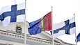 Suomen ja Saamen liput liehuvat Helsingin kaupungintalon edustalla saamelaisten kansallispäivänä 6. helmikuuta 2022.