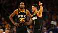 Phoenix Sunsin tehoduo Kevin Durant (vas.) ja Devin Booker nousi ensimmäisellä pudotuspeli­kierroksella Kobe Bryantin ja Shaq O’Nealin rinnalle upottamalla vähintään 25 pistettä mieheen kaikissa viidessä pelissä.