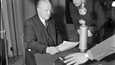 Pääministerin sijainen, ulkoasiainministeri Väinö Tanner valmistautui pitämään radiopuhetta rauhanehdoista 13. maaliskuuta 1940 Helsingissä.