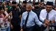 Malesian kuningas Abdullah al-Haj saapui tiedotustilaisuuteen Kuala Lumpurissa maanantaina. 