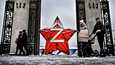 Z-sotasymbolilla koristettu punatähti vartioi Gorkin puiston sisäänkäyntiä uudenvuoden juhlintaan valmistautuvassa Moskovassa.