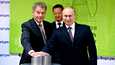 Tasavallan presidentti Sauli Niinistö ja Venäjän presidentti Vladimir Putin (oik.) käynnistivät Fortumin uuden voimalaitoksen sen avajaisissa Njaganissa Venäjällä 24. syyskuuta 2013. Nyt Fortumin tarina Venäjällä on loppumassa yskien.