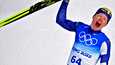 Iivo Niskanen juhli maalissa 15 kilometrin hiihdon olympiakultaa Pekingissä 11. helmikuuta viime vuonna.