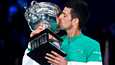 Novak Djokovic suuteli viime vuonna Australian mestaruusturnauksen voittopokaalia.