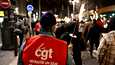 Ranskalaisen keskusjärjestön CGT:n liittojen työntekijät marssivat jo tiistaina soihtujen kanssa La Canebière-kadulla Marseillessa vastustaakseen tulevaa eläkeuudistusta.