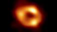 Tämä musta aukko on massiivinen ja vastaa neljää miljoonaa Aurinkoa. Kuvassa näkyy säteily, joka kiertää mustan aukon ”varjoa” eli tapahtumahorisonttia. Aukko ja sitä ympäröivä kertymäkiekko mahtuisivat varsin tarkasti Merkuriuksen radan sisään Aurinkokunnassa. 