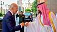 Yhdysvaltain presidentti Joe Biden tervehti Saudi-Arabian kruununprinssiä ja tosiasiallista hallitsijaa Mohammed bin Salmania Jeddassa, Punaisemeren rannikolla Saudi-Arabiassa. 