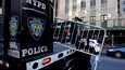 New Yorkin poliisi pystytti mellakka-aitoja syyttäjänviraston edustalle maanantaina Manhattanilla.
