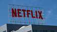 Netflixin logo rakennuksen katolla Yhdysvaltojen Kaliforniassa.