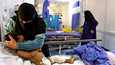Loukkaantunutta lasta hoidettiin Jemenin Taezissa lokakuun lopulla. Lapsi ei ole sama kuin raportissa haastateltu, jalkansa menettänyt lapsi.