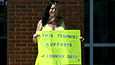 Näyttelijä Johnny Deppin tukija seurasi oikeudenkäynnin lopputulosta Fairfaxin piirikunnan oikeudentalon ulkopuolella 1. kesäkuuta. Kyltissä lukee: ”Tämä feministi kannattaa Johnny Deppiä.”