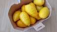 Pienet Lemon snack -sitruunat ovat kooltaan noin kahden kirsikka­tomaatin kokoisia.
