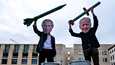Rauhanaktivistit poseerasivat Vladimir Putin ja Joe Biden -maskit päällään ja ydinasepienoismallit käsissään Yhdysvaltojen Berliinin-lähetystön edessä tammikuussa 2021. Aktivistit vaativat ydinaseidenriisunnan jatkamista ja uusia edistysaskelia sillä saralla.