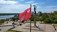 Kopio voitonpäivän lipusta Harkovassa 20. toukokuuta. Aukiolla toisen maailmansodan muistomerkki. 