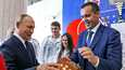 Venäjän presidentti Vladimir Putin ja kansainvälisen nyrkkeilyliiton (IBA) puheenjohtaja   Umar Kremlev Luzhnikin nyrkkeilykeskuksen avajaisissa Moskovassa 10. syyskuuta. 
